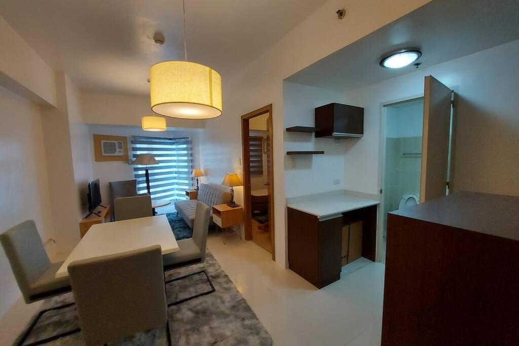 Magnificent View Of Bay, Roxas Blvd, Us Embassy Apartment Manila